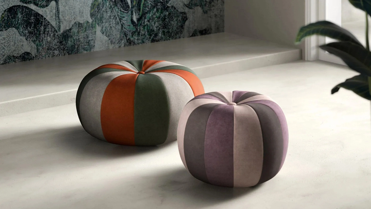 Pouf dalla forma tonda Bound in tessuto con lavorazione a spicchi colorati di Doimo Salotti