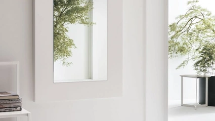 Specchio Dolcevita con cornice in legno laccato poro aperto bianco gesso di Tomasella