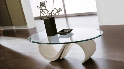 Tavolino in vetro con basamento realizzato in marmo sintetico Mara di La Primavera