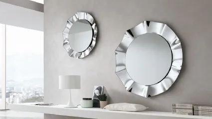 Specchiera Atum con cornice in vetro curvato di Target Point