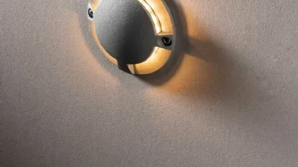 Lampada da parete da esterno resistente a spruzzi d’acqua, polvere e agenti atmosferici Elmo in alluminio pressofuso con luce a LED di F_A_N_ Europe