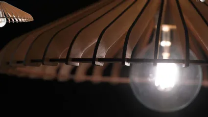 Lampada Calder in legno e cavo in tessuto di Faneurope