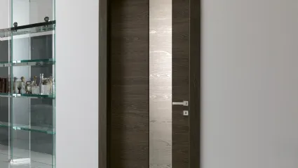 Porta a battente rifinita in materico bronzo di Bihome