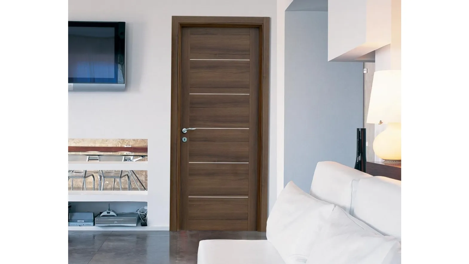 Porta per interni Ideal 03 in legno con inserti orizzontali in alluminio di Nusco