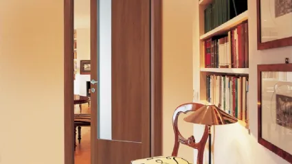 Porta per interni Ideal 06 in legno con inserto laterale in vetro di Nusco