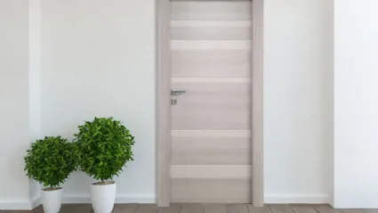 Porta per interni Magnifica Grey in laminato effetto legno e inserti in laccato opaco di Nusco