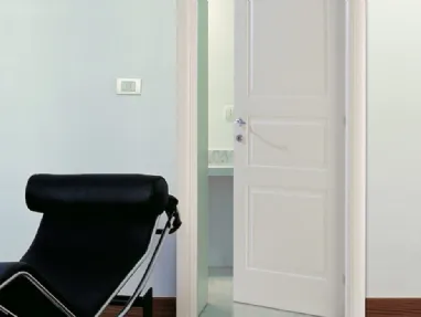 Porta per interni in legno laccato bianco pantografata e Incisa 3PB di Nusco