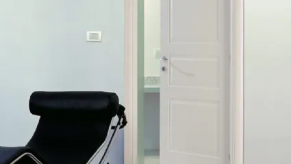 Porta per interni in legno laccato bianco pantografata e Incisa 3PB di Nusco