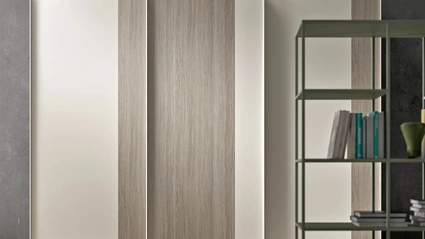 Armadio con ante scorrevoli bicolore in laccato e melaminico Slim di Clever
