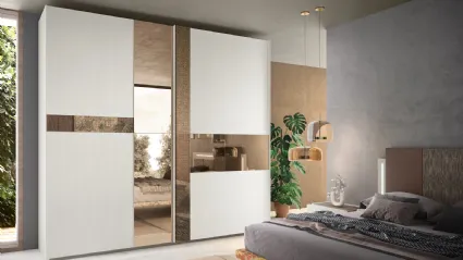 Armadio Composizione 16B con ante scorrevoli in materico effetto legno e inserti a specchio bronzato con e senza decoro di Corso 11