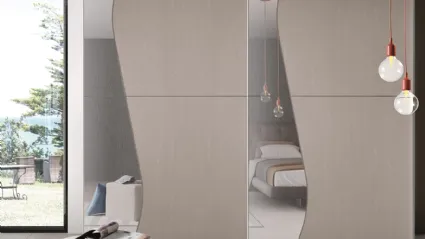 Armadio Oceano materia Rovere Visone con specchio argento e profili titanio di Corso 11