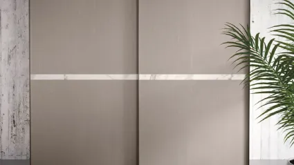 Armadio Orizzonte finitura Rovere Visone con decor bianco e profili titanio di Corso 11