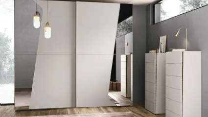 Armadio Sipario Maxi finitura Talco Grigio con Specchio e profili titanio di Corso 11