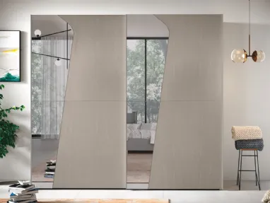 Armadio Sipario materia Rovere Visone con specchio argento e profili in titanio di Corso 11