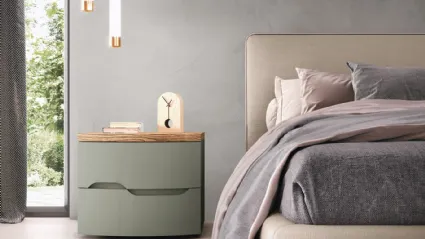 Comodino Arca laccato opaco Verde Muschio con top rovere miele nodato di Corso 11