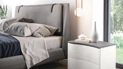 Comodino Oceano Rovere Bianco e top laccato opaco grigio polvere di Corso 11