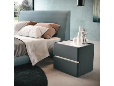 Comodino Podio laccato opaco Grigio Traffico con top decor bianco calacatta di Corso 11