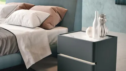 Comodino Podio laccato opaco Grigio Traffico con top decor bianco calacatta di Corso 11
