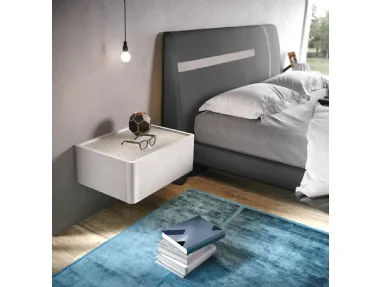 Comodino Podio Sospeso Smart D materico cemento grigio e top vetro decoro astro laccato di Corso 11