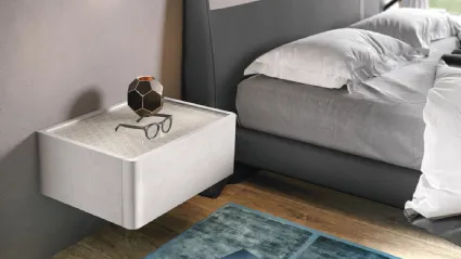 Comodino Podio Sospeso Smart D materico cemento grigio e top vetro decoro astro laccato di Corso 11