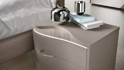 Comodino Volo con Top Vetro laccato e con Kit Led Top optional di Corso 11