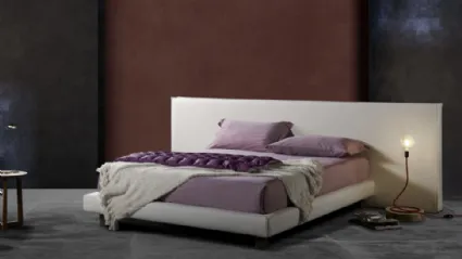 Letto imbottito dalle linee semplici ed eleganti con testiera geometrica Milo Ring 14 di Excò