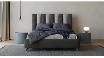 Letto con testiera alta in tessuto imbottito con trapuntatura verticale in due colori a contrasto River di Giessegi
