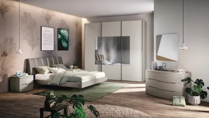 Letto Linea testata imbottita rivestita Similpelle Tabacco con righe grigio visone di Corso 11