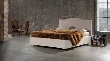 Letto in tessuto con testiera sagomata Pisa di Salvetti