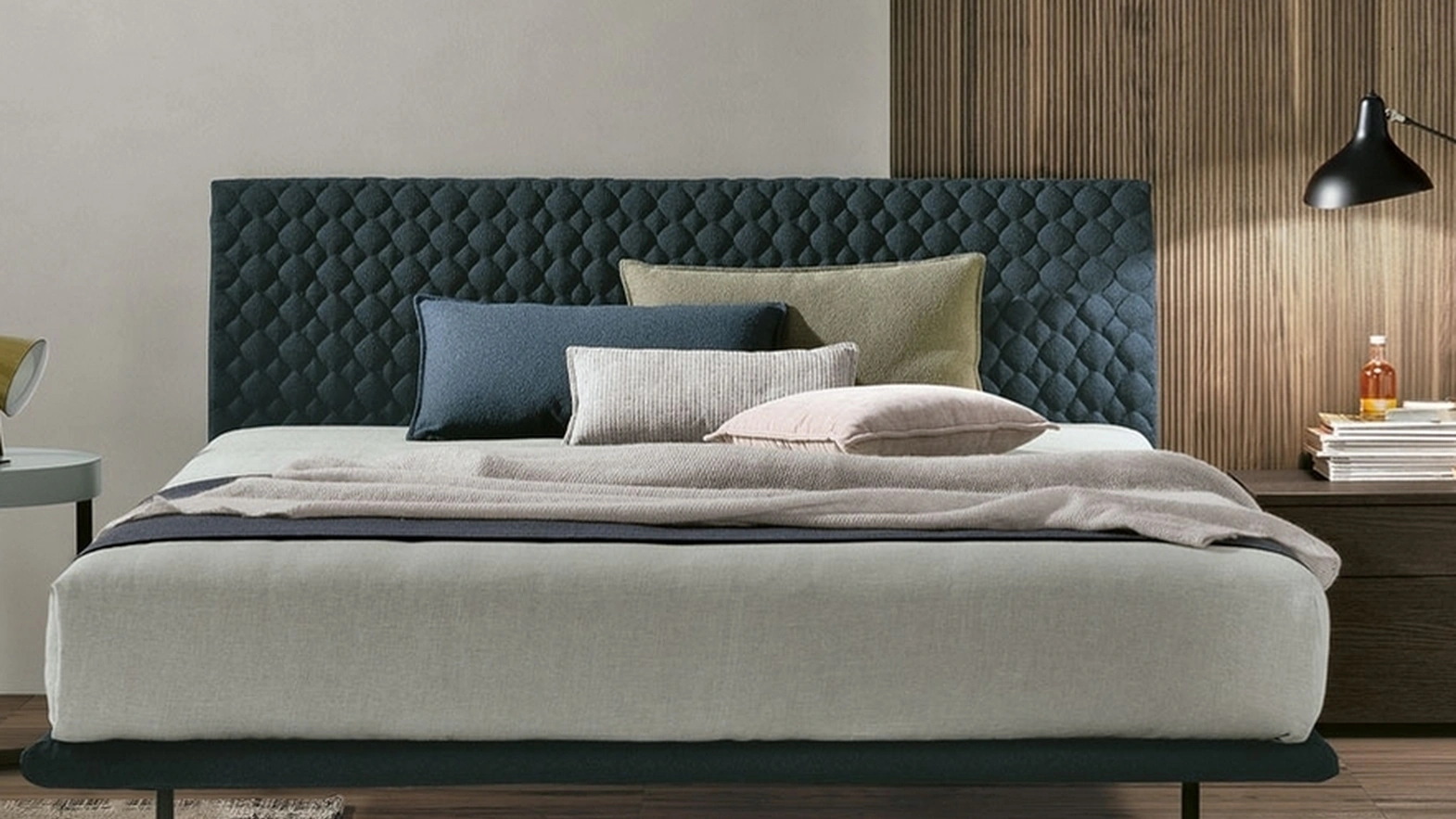 Letto Seven Plus con testiera trapuntata di Tomasella