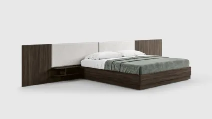 Letto in rovere con testiera parzialmente rivestita in ecopelle Sistema Letto Boiserie di Cinquepuntozero
