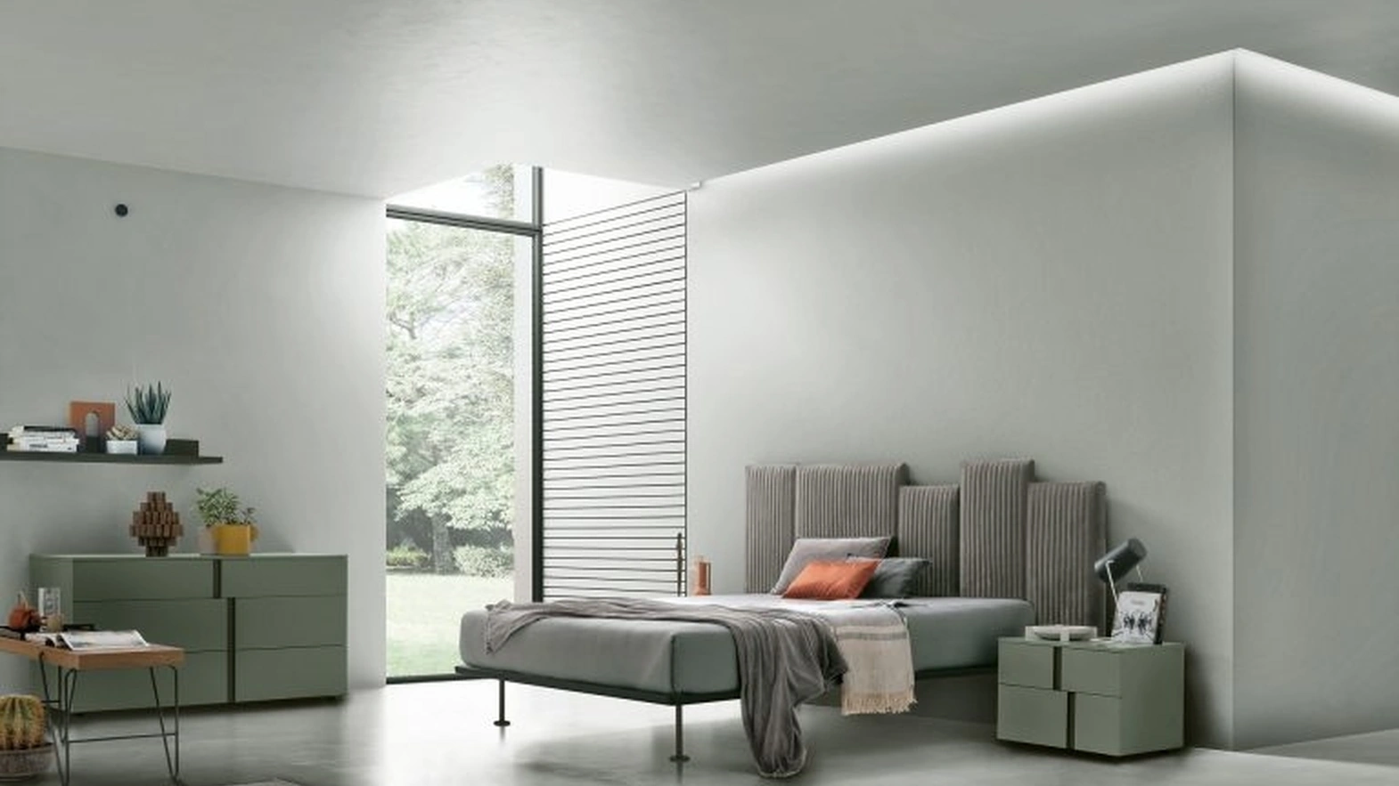Letto in tessuto imbottito con testiera Skyline di Tomasella