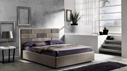 Letto con testiera composta da una trapuntatura a settori con due colori a contrasto che vestono un flessuoso schienale imbottito Suite di MaxHome