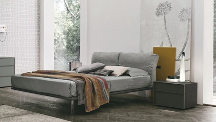 Letto Piuma con testiera in tessuto imbottito di Tomasella