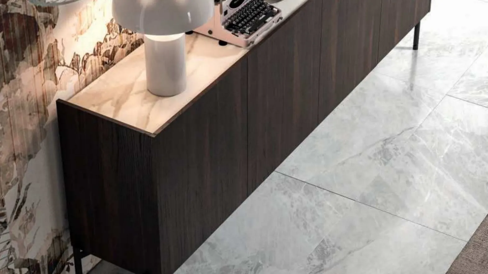 Madia moderna BK06-2 in rovere termotrattato con top in laminam effetto marmo di Cinquepuntozero