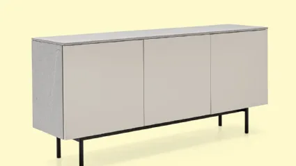 Madia Made CB6101 4 in laccato opaco con piedini in metallo di Connubia