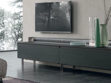 Madia Scenario in materico rovere carbone con base in metallo antracite e ottone di Tomasella