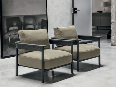 Poltrona Hood in tessuto con struttura in rovere di Tomasella