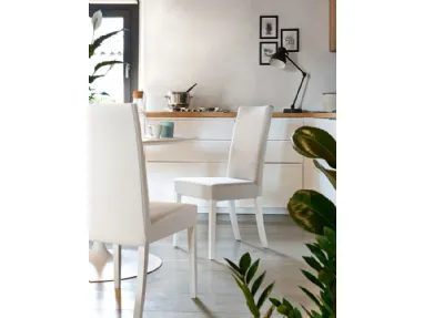 Sedia in ecopelle con struttura in faggio laccato bianco Copenaghen di Connubia