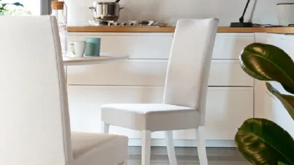Sedia in ecopelle con struttura in faggio laccato bianco Copenaghen di Connubia