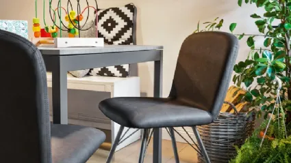 Sedia in ecopelle imbottita con struttura in metallo grigio opaco Emma di Connubia