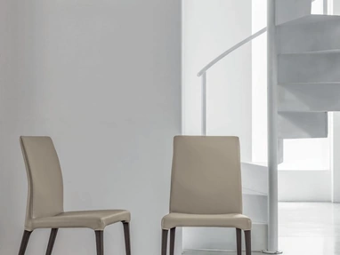 Sedia Fly in rovere moka con rivestimento in ecopelle di Tomasella