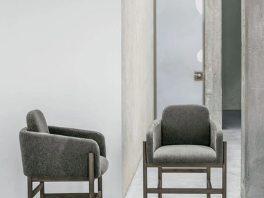 Sedia Hood in tessuto imbottito con struttura in legno rovere moka di Tomasella