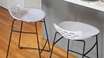 Sgabello in plastica con struttura in metallo Jam SG di Connubia