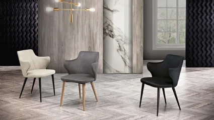Sedia Maddy in tessuto imbottito con gambe in legno di MaxHome