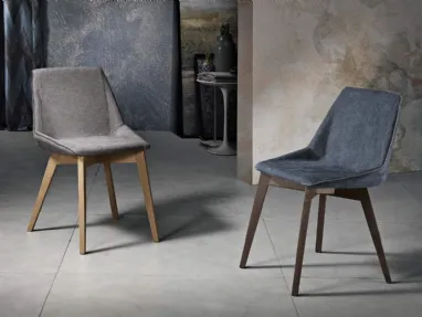 Sedia Marlena in tessuto imbottito con gambe in legno di MaxHome