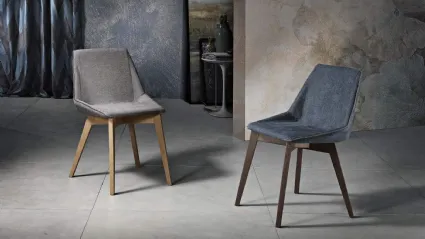 Sedia Marlena in tessuto imbottito con gambe in legno di MaxHome