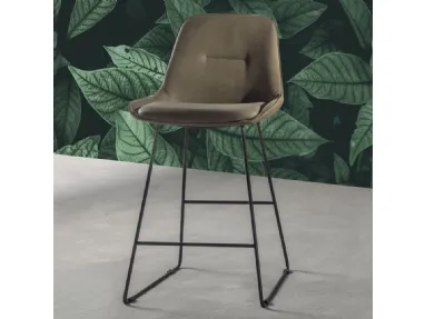 Sgabello Norway Stool slitta in eco Nabuk con struttura in metallo verniciato nero di La Seggiola