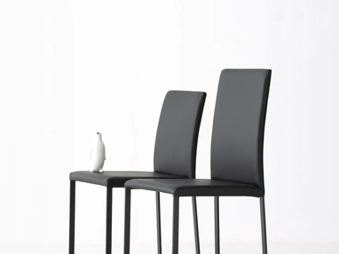 Sedia Giulia rivestita in ecopelle con gambe metalliche di Pointhouse