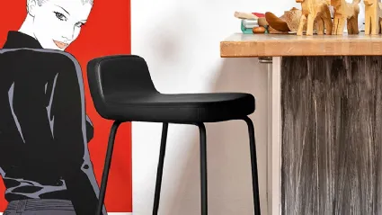 Sgabello in ecopelle con gambe in metallo Riley di Connubia